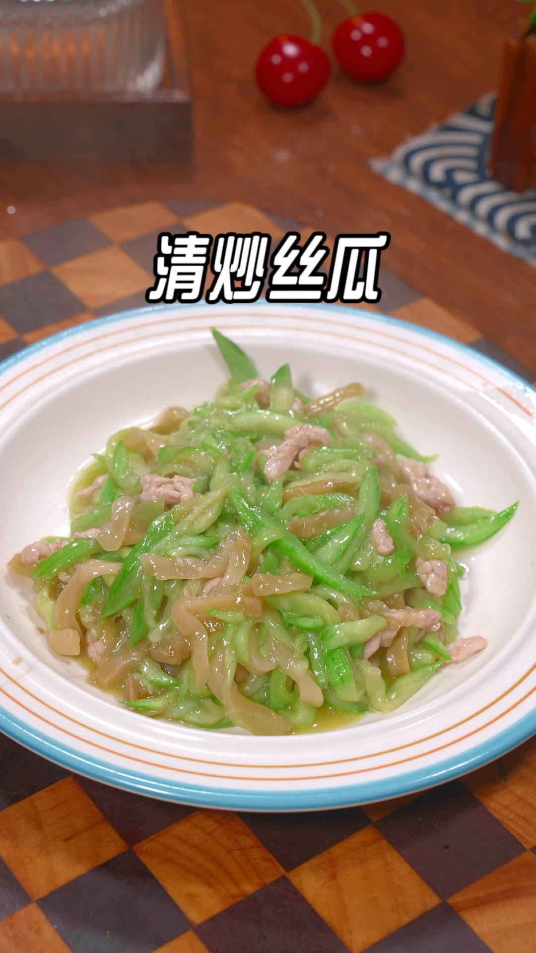 很多人把丝瓜买回来只会做汤,以后你就像我这样做个素炒丝瓜