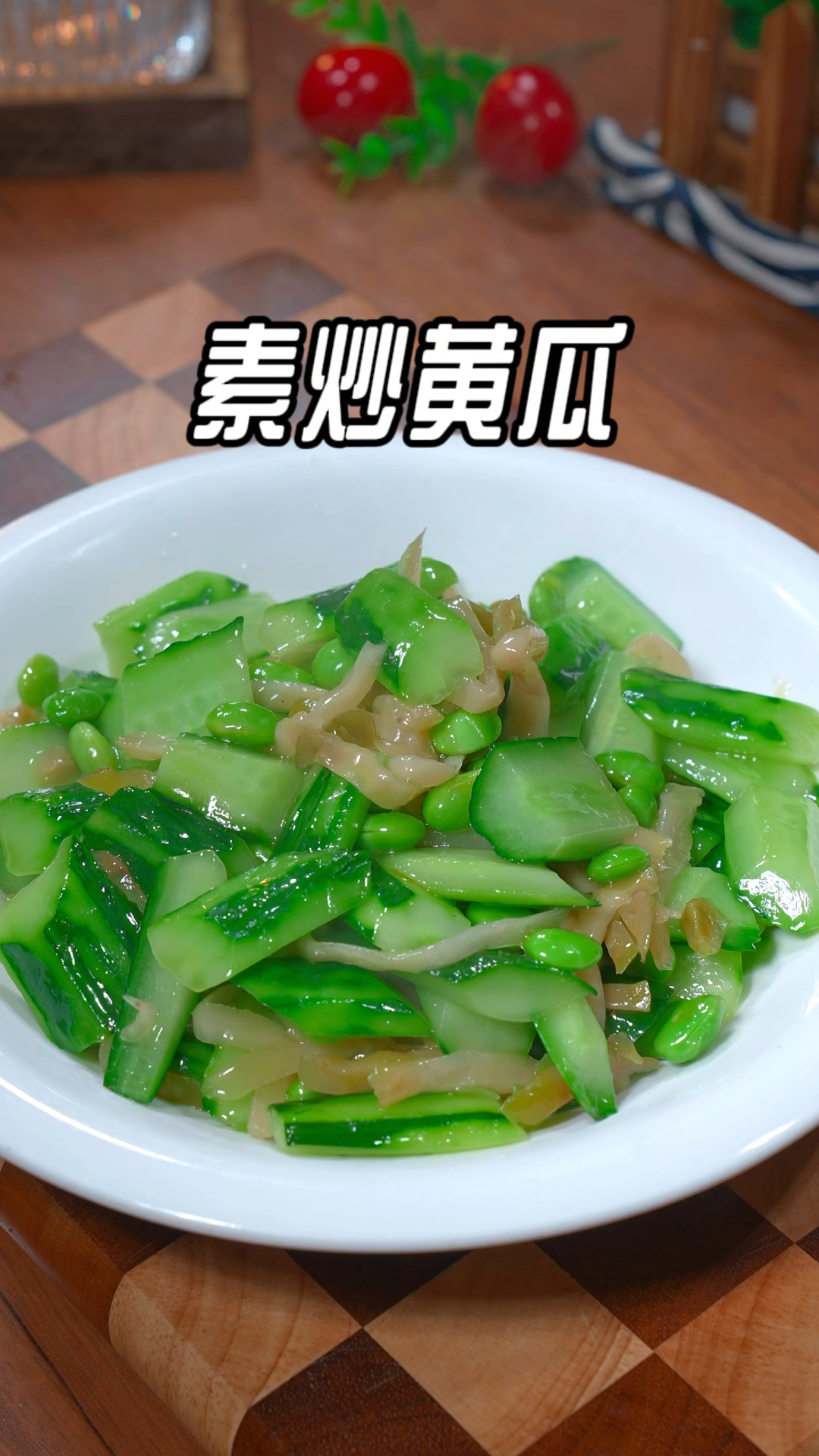 很多人把黄瓜买回家只会凉拌，以后你就像我这样做个素炒黄瓜