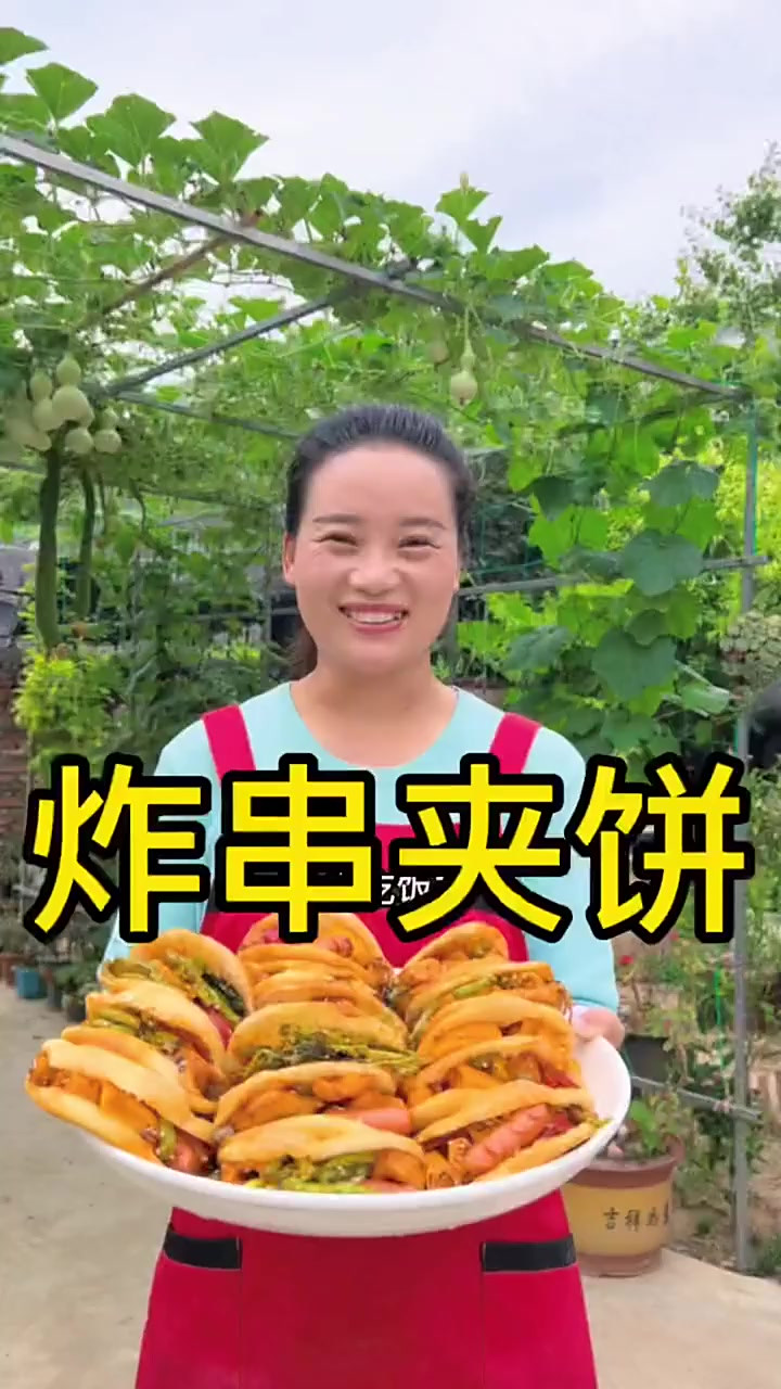 朵朵今天烙点饼,炸点串,做一个大家都爱吃的炸串夹馍!