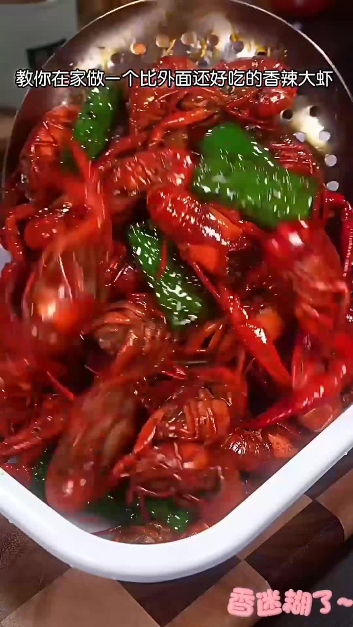 又到了吃小龙虾的季节，麻辣鲜香，怎么吃都吃不够！