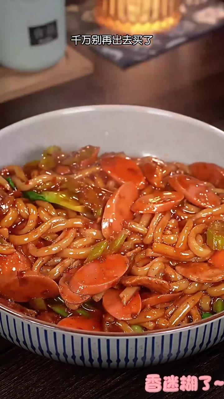 想吃新疆炒米粉自己在家做,每一根米粉都裹满酱汁,又香又辣,真的好好吃!