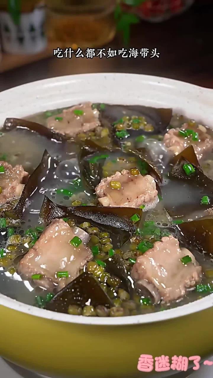 我隔三差五就会做这道海带头绿豆排骨汤,清甜鲜嫩又营养,大人小孩都特别爱喝