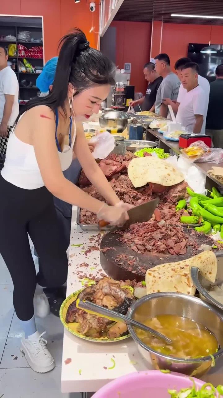 任丘美食驴肉卷饼,看着太香了,不知道老板娘身上是怎么弄的
