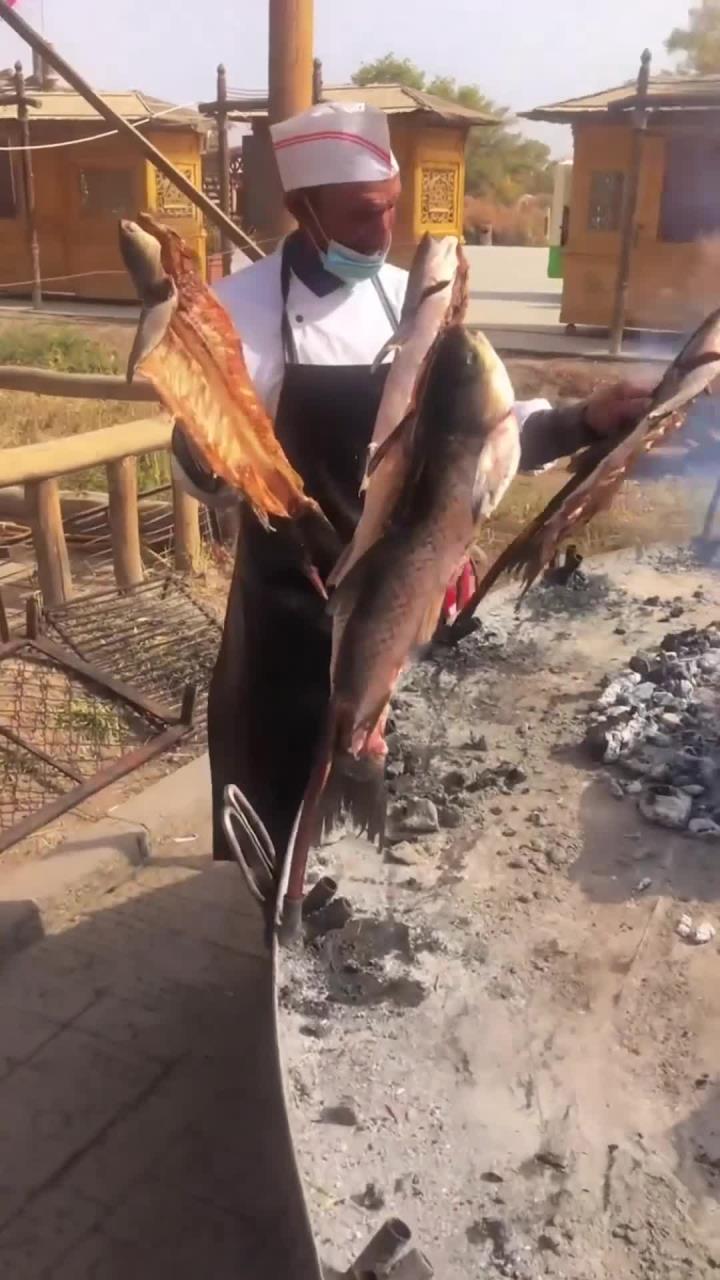 来新疆,请你吃原始烤鱼!