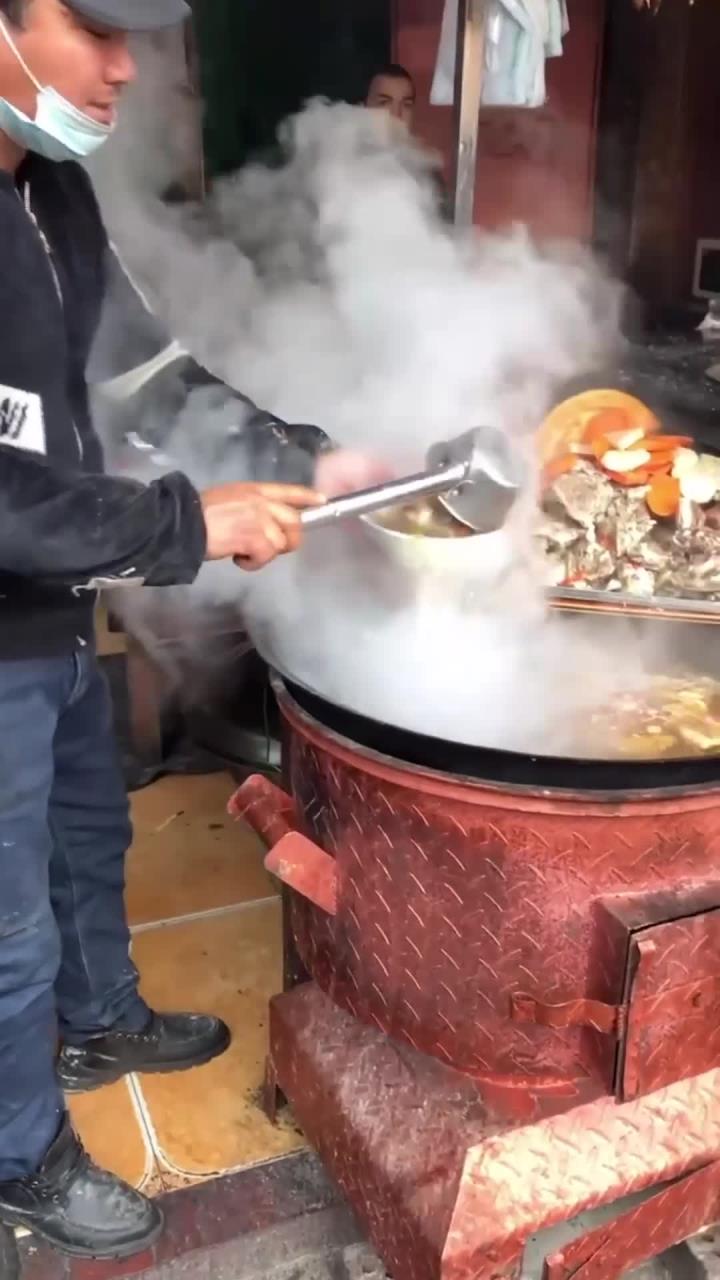 在新疆,像这样一碗馕包肉,二十块钱一碗,把羊肉放在切好的馕块上面,浇上汤汁,太香