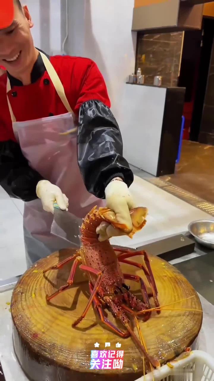 来了一位从五星级酒店出来的龙虾大师 只操作一道金汤烧澳龙虾