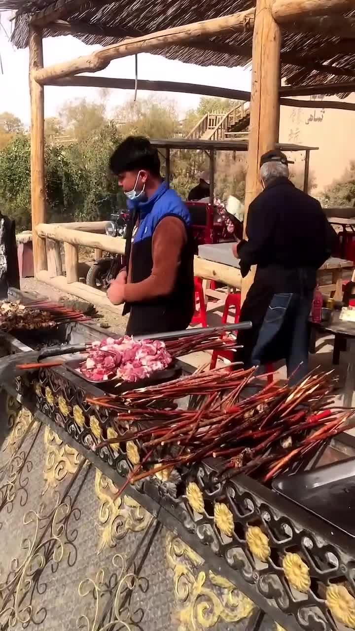 新疆红柳烤肉,很大一串,把烤肉穿在新鲜的红柳枝上,健康又美味!