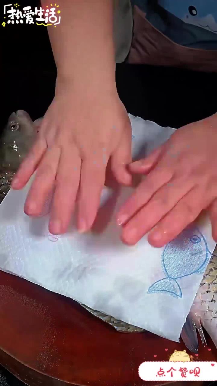 冬天正是做腊鸡腊鱼腊肉的季节,一次性多做一点,平时想吃拿点出来炒或者蒸都非常好吃