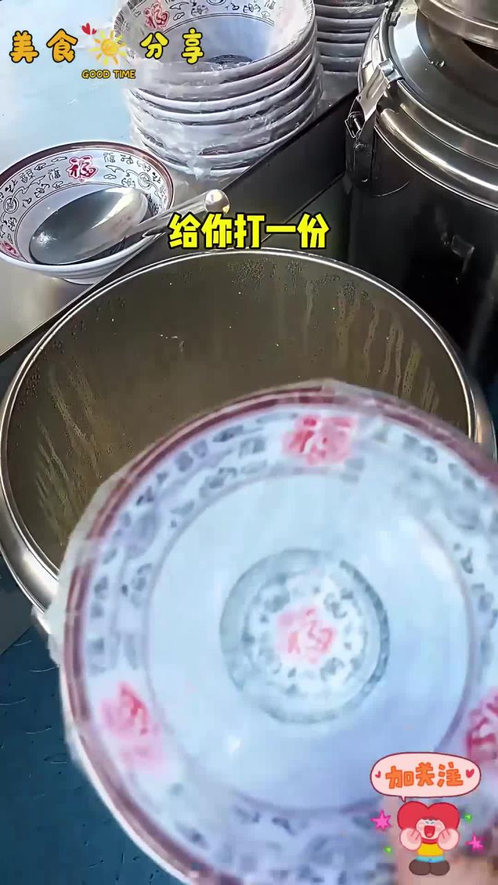 街边偶遇一家老式热豆腐,五块钱一碗,豆腐嫩嫩的可好吃了~