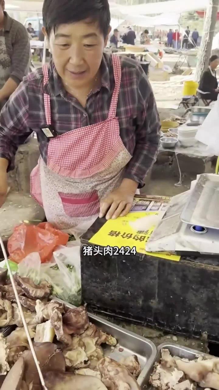 山东大集“早酒摊”,满满人间烟火气,辣炒猪头肉24一斤
