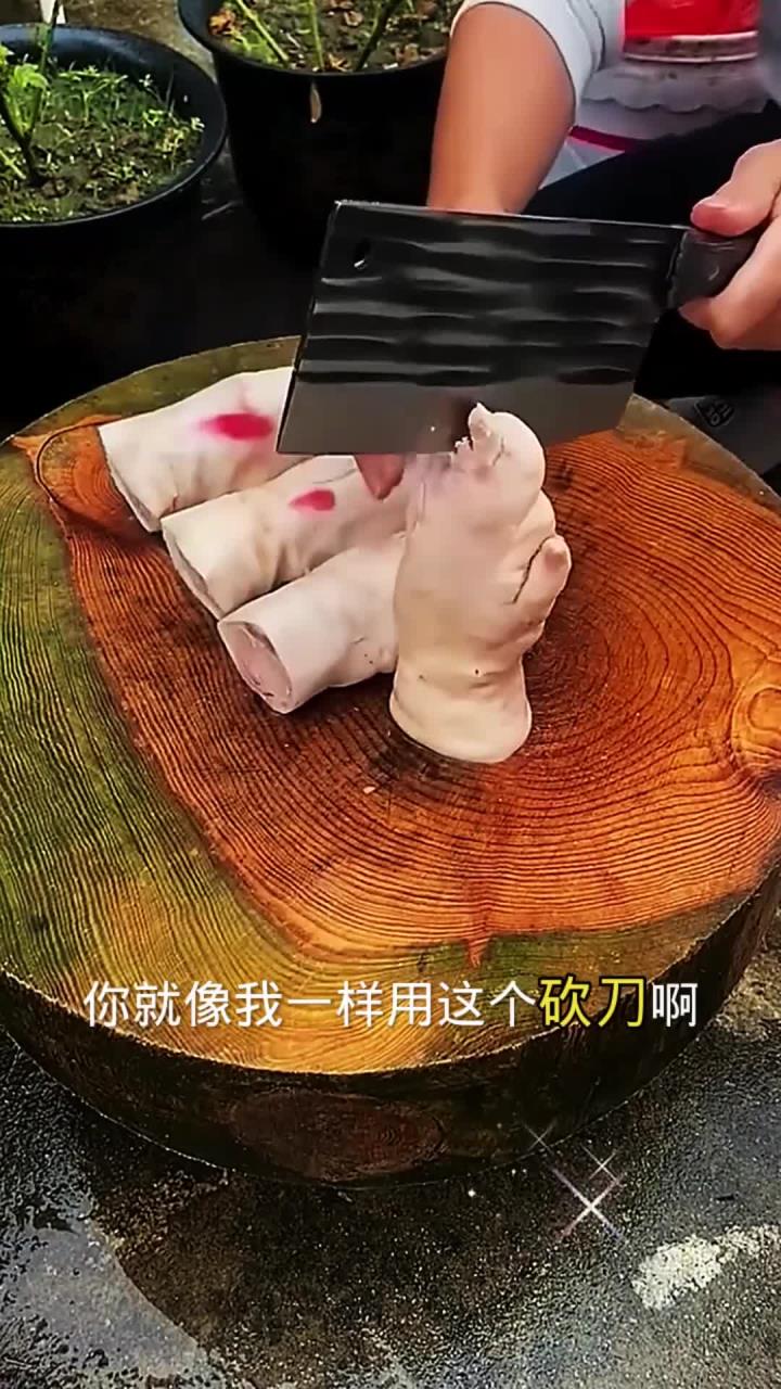 用砍骨刀分割猪蹄子