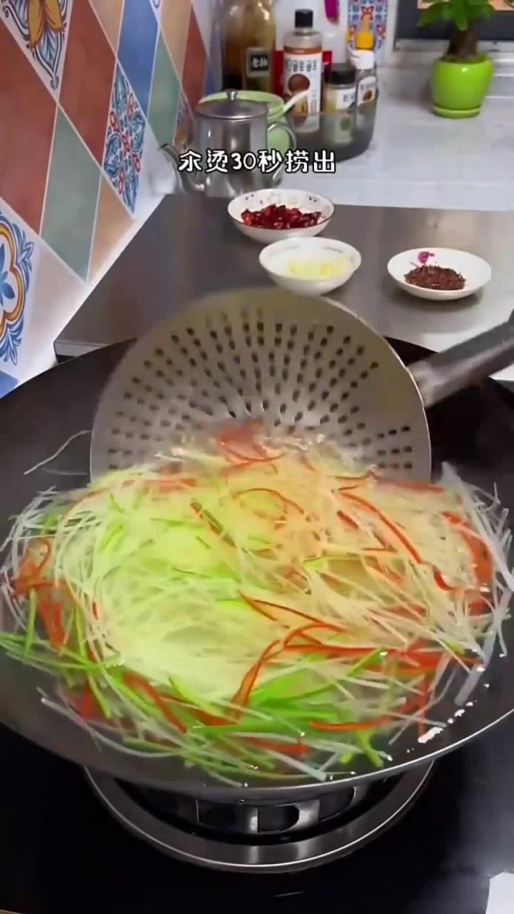 土豆丝想炒好,得先焯水