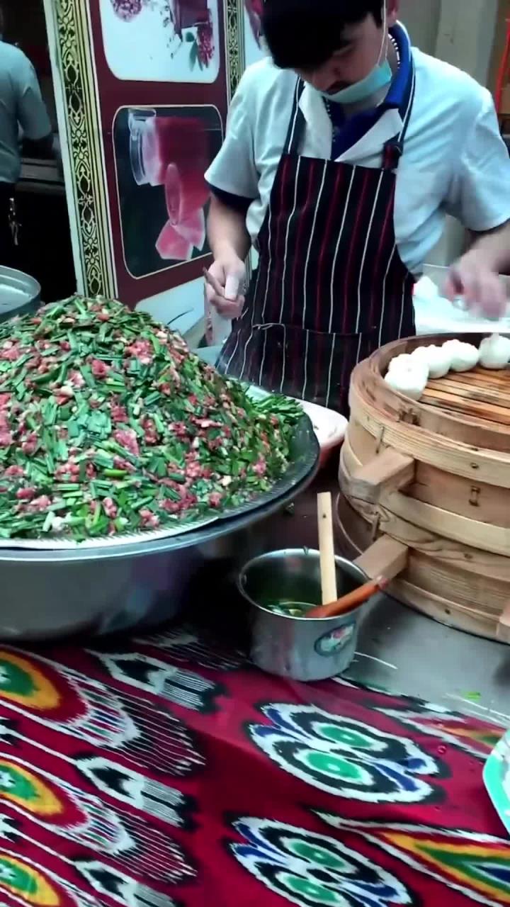 来了来了羊肉韭菜包子!新鲜的韭菜鲜嫩的羊肉!