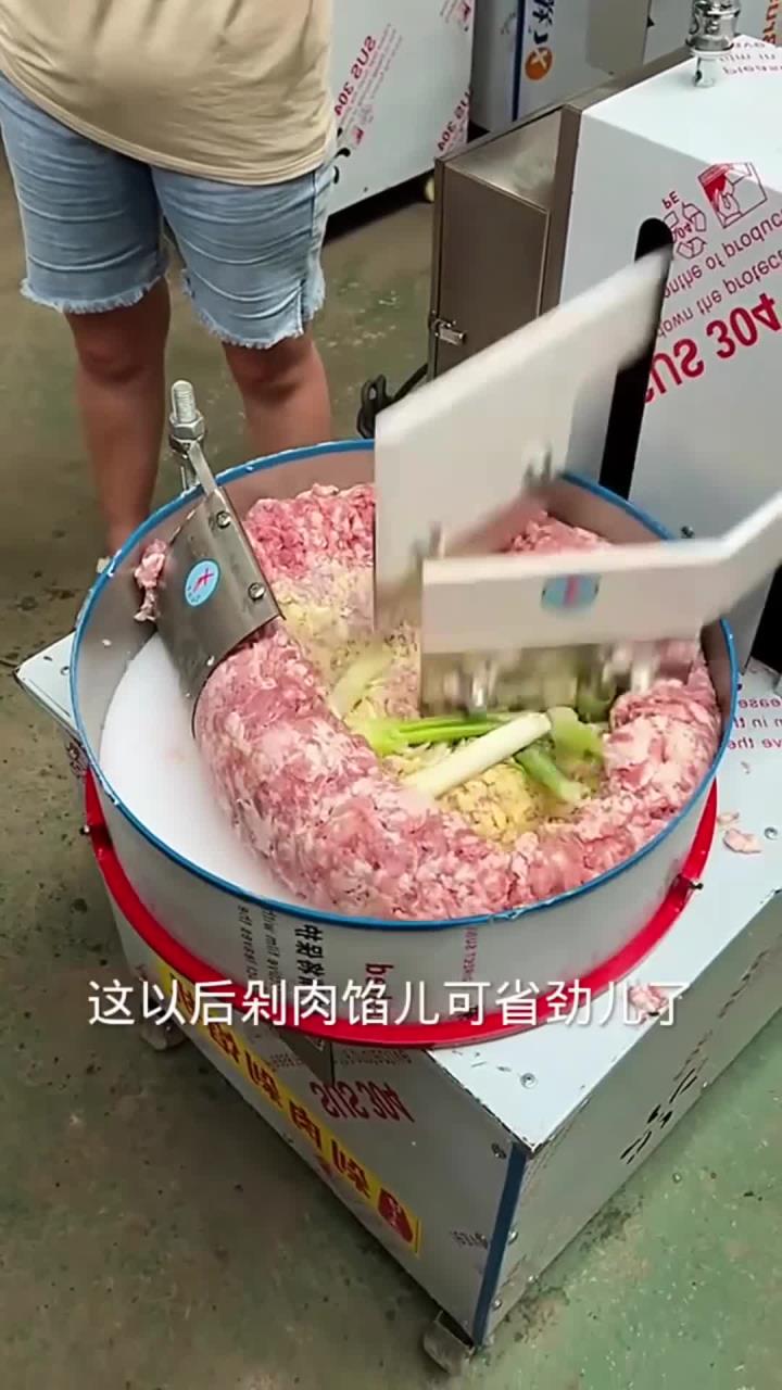 现在干啥都是机械化,剁肉馅