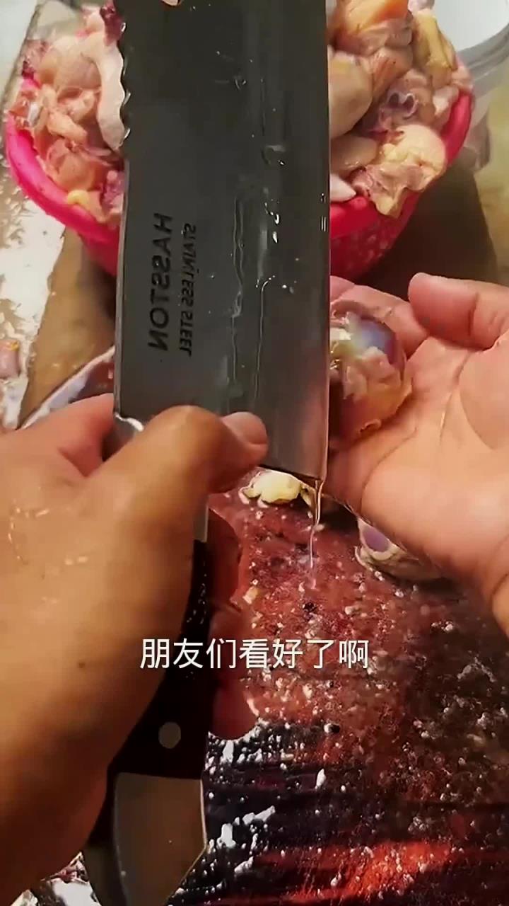 用菜刀快速分割鸡胗