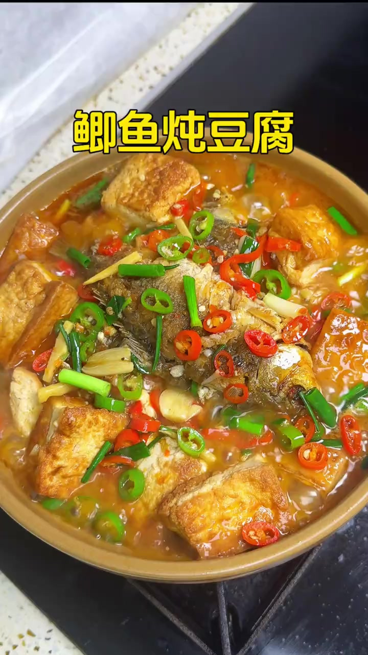 鲫鱼炖豆腐汤鲜味美,汤汁拌饭能吃三碗