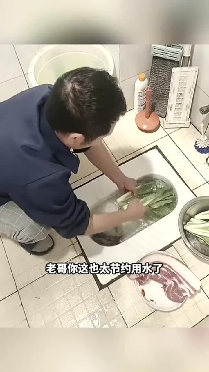 厕所里洗菜,我都看不下去了!