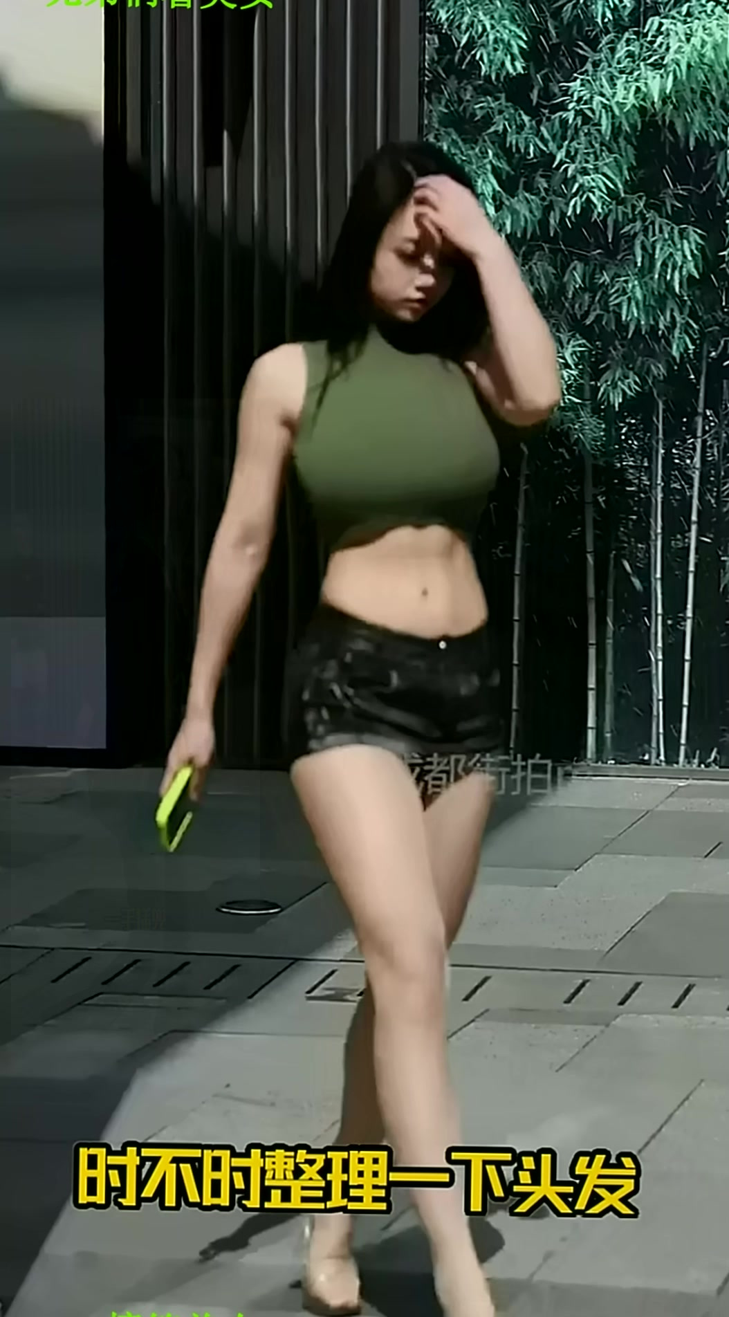 注意看兄弟们,穿雪纺阔腿裤的美女,走路裤腿乱飘