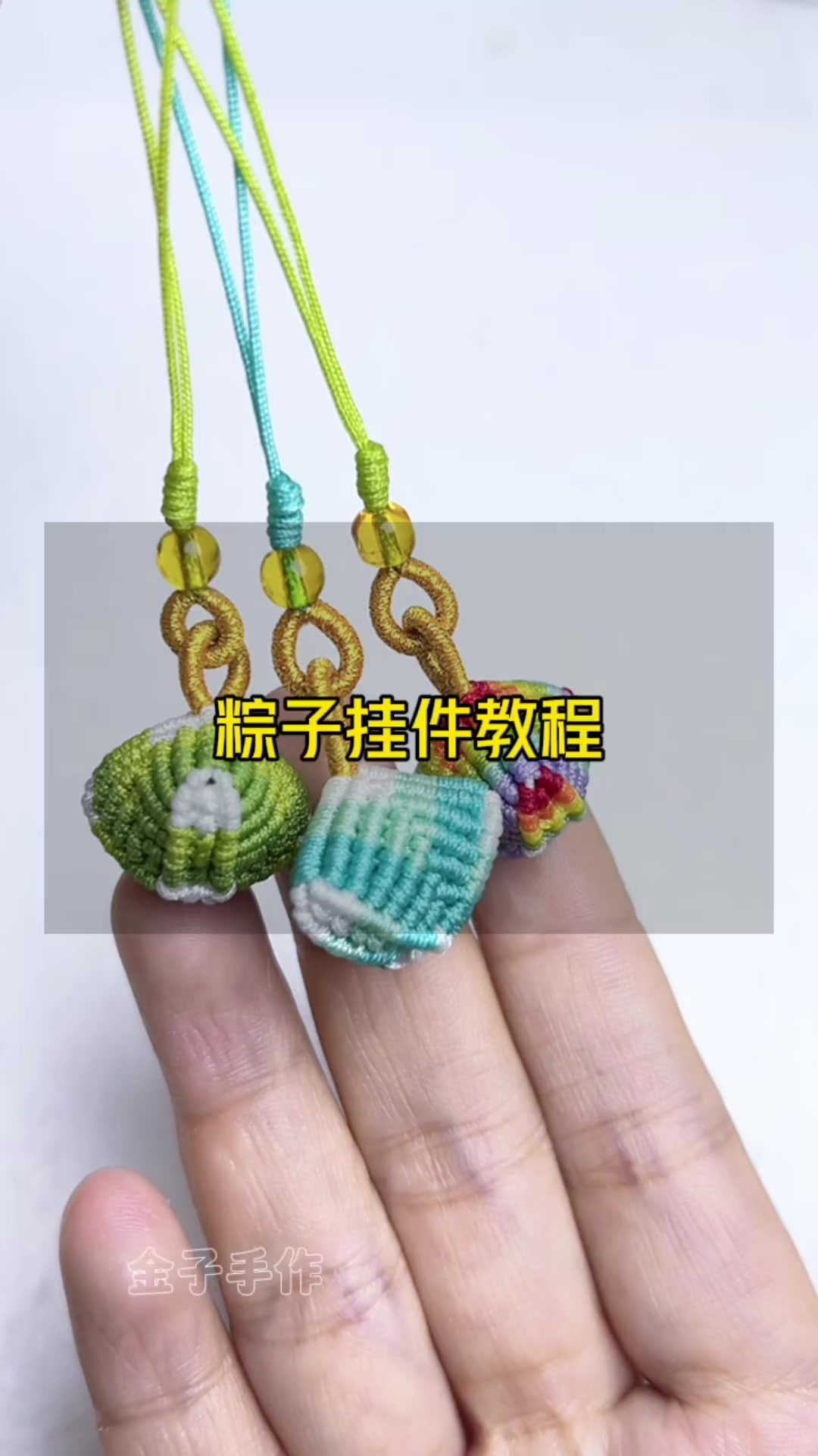 黏土捏的小蛋糕,奶油顶上插着根毛线做的蜡烛