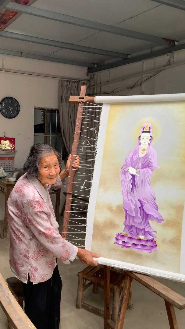 奶奶从青丝到白发,一生家庭幸福美满,绣的观音也格外慈眉善目
