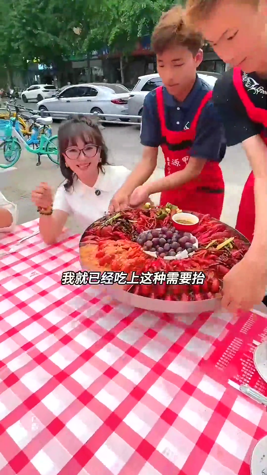 一块钱一串的牛肉串、更有六宫格的小龙虾拼盘!南门宵夜的根据地