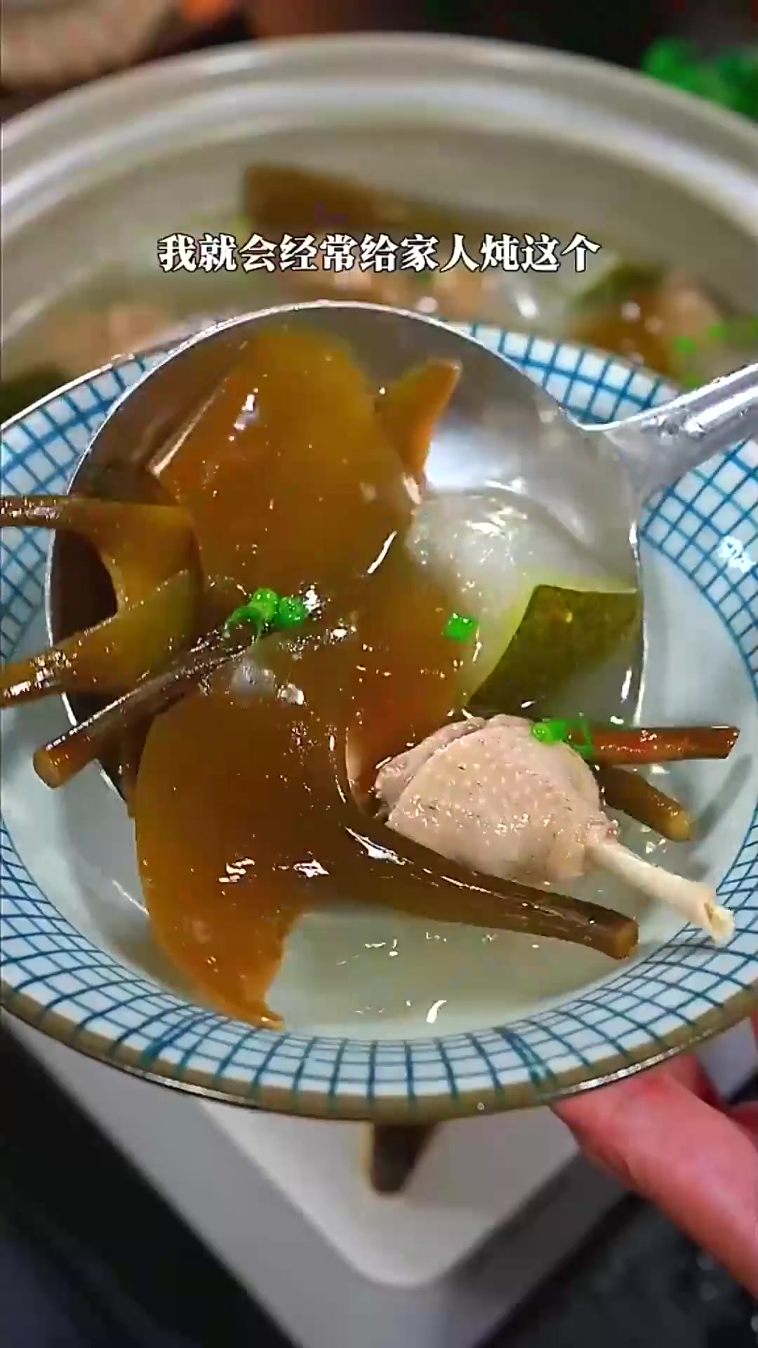 一到夏天我都会经常给家人炖这个海带头冬瓜老鸭汤，清甜鲜糯不油