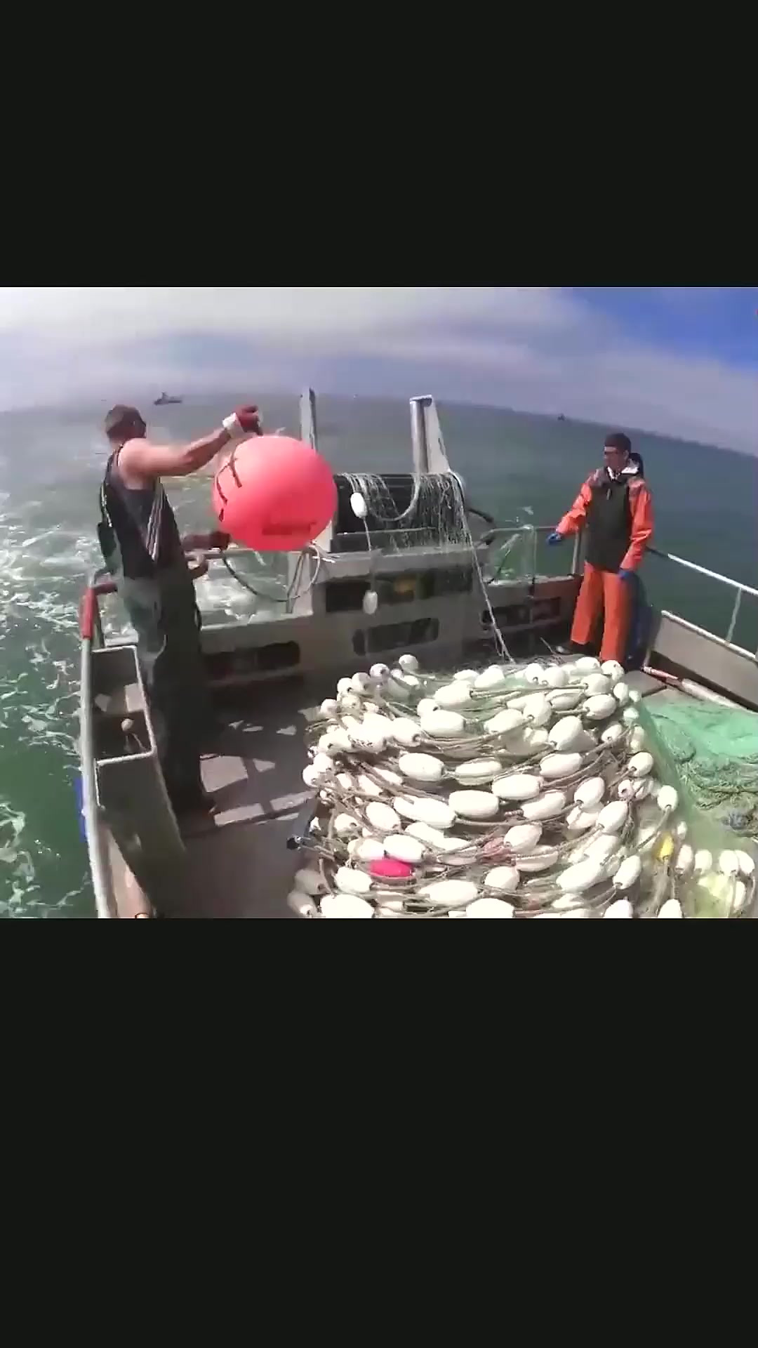 户外捕鱼:渔民为了捕获前往深海之中放出长达上百米的巨网