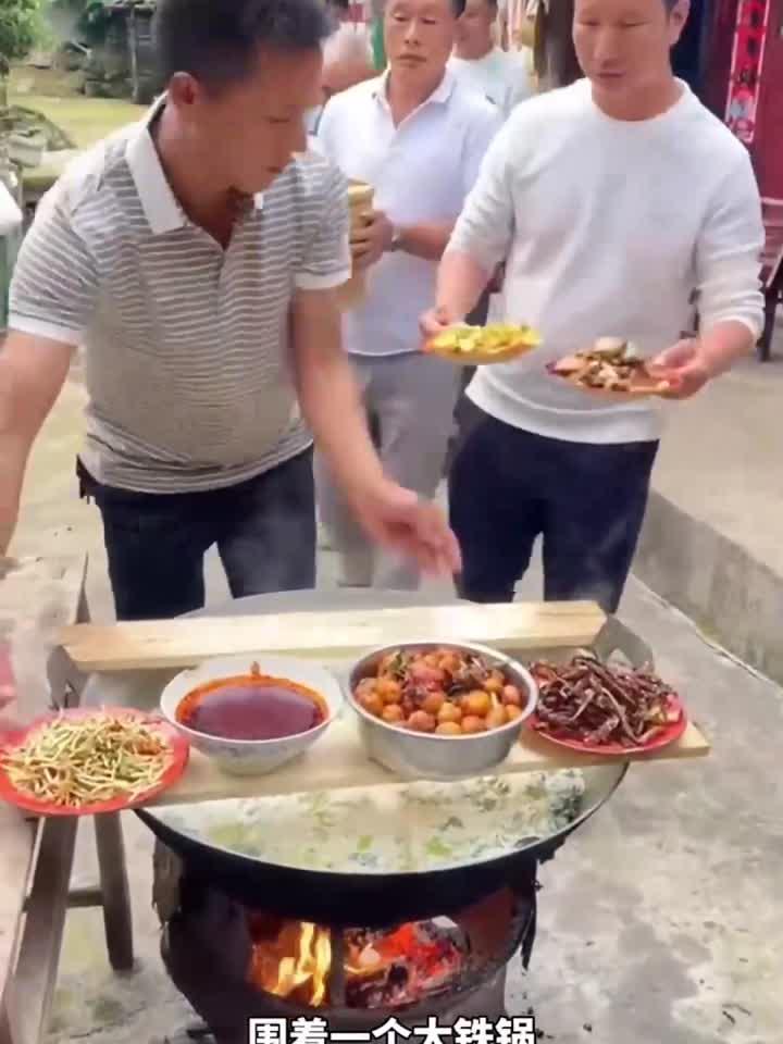 一家人围着大铁锅吃饭