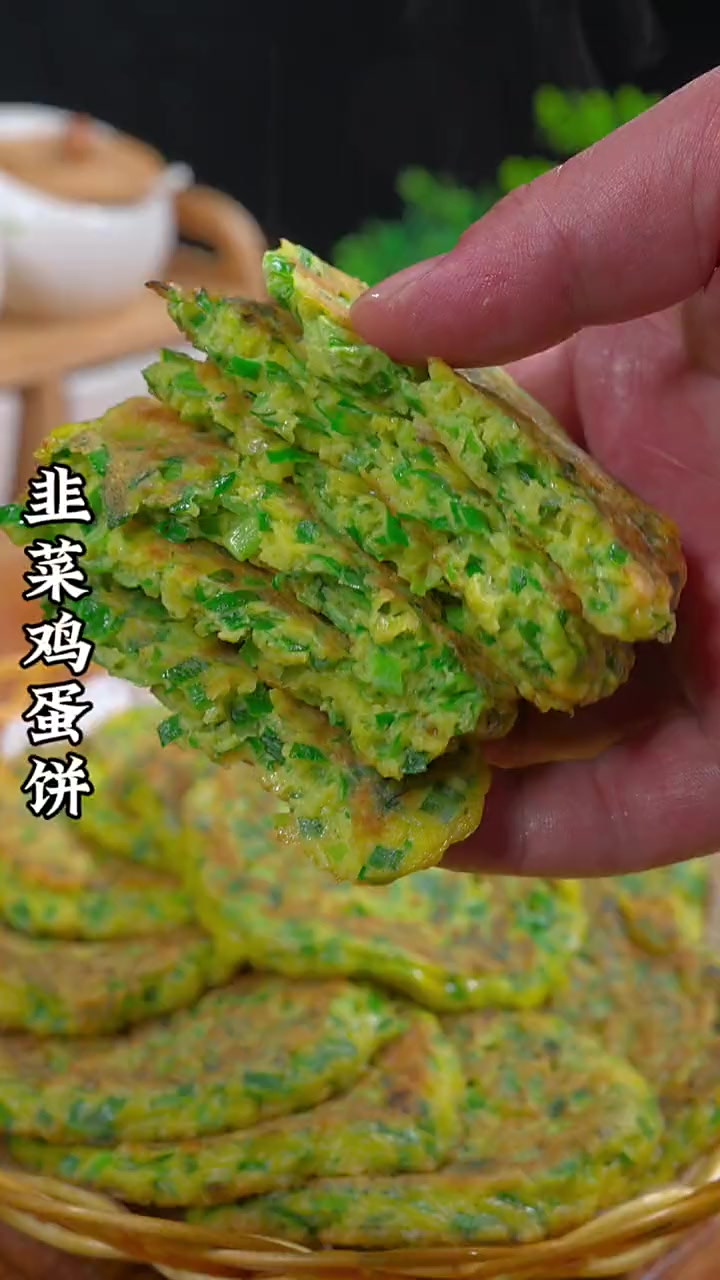 家里大人上学孩子上班的 这个韭菜鸡蛋饼你可要收藏好 做法简单