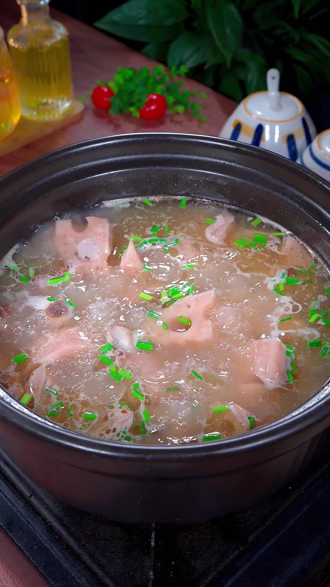 湖北排骨莲藕汤的正宗做法，味道浓郁，清甜好喝