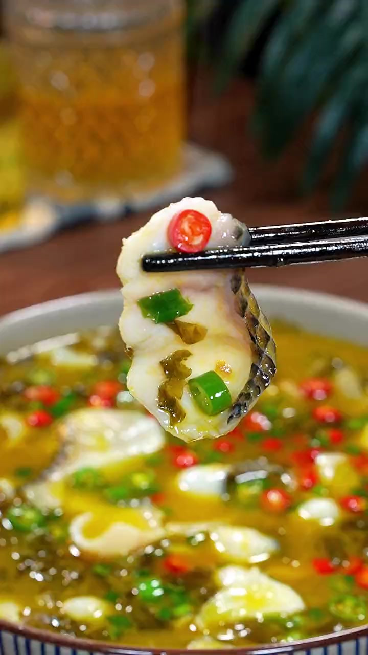 分享一道五分钟就可以完成的懒人酸菜鱼做法，汤汁酸爽，鱼肉鲜香