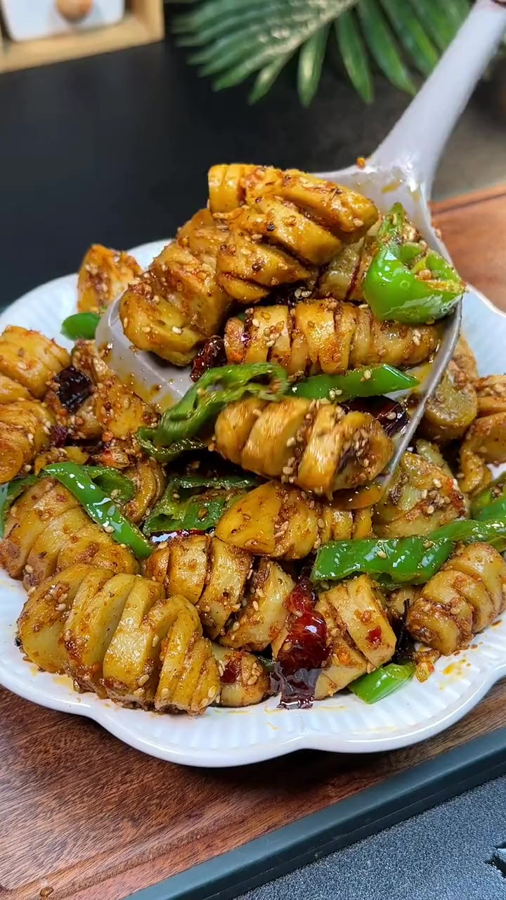 这样做的炒面筋,比大鱼大肉还要受欢迎,刚上桌就被抢光了,太香