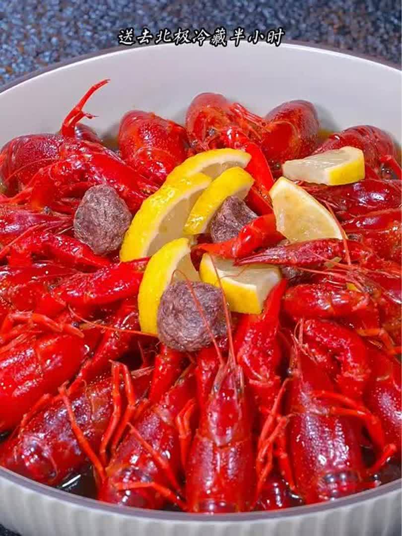 小龙虾不要老是红烧或卤虾,今天教大家新吃法,冰冰凉凉