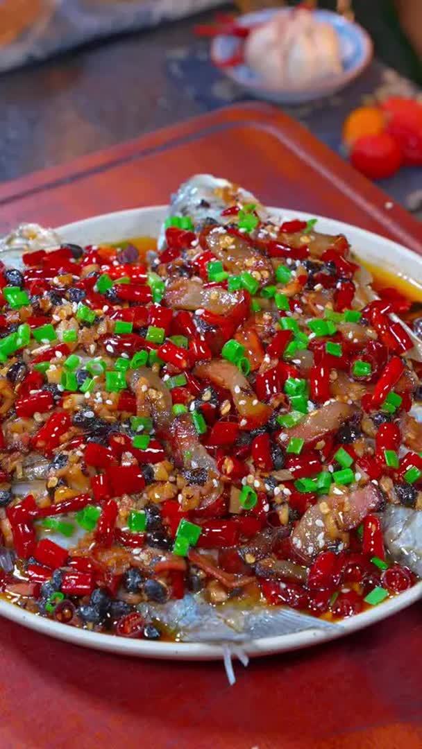 在饭店豉汁蒸鱼是经常出现在餐桌上的一道招牌菜,想为扑鼻