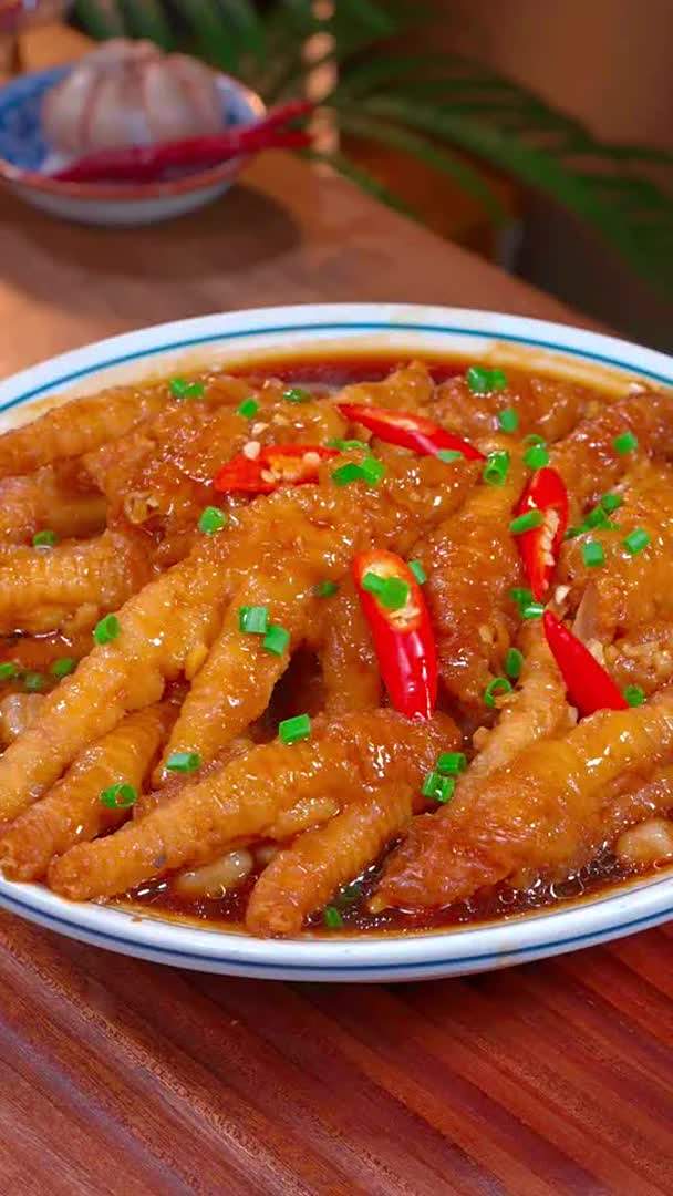 在饭店豉油蒸鸡爪是经常出现在餐桌上的一道招牌菜,真的太太好