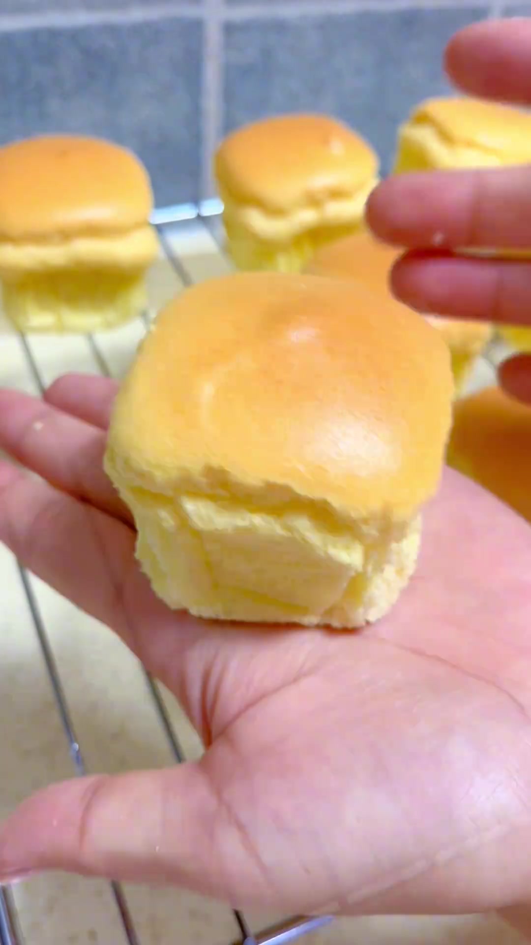 不用烫面！做法简单的古早小蛋糕，你一定要试一试。口感细腻软嫩