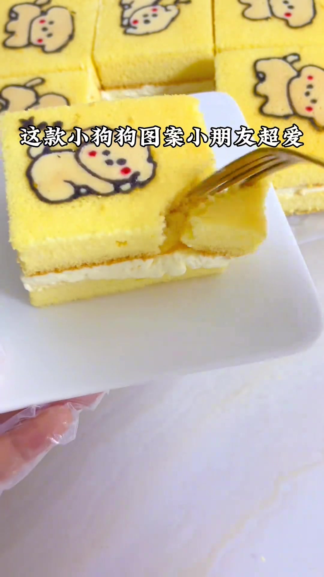 看着很难的手绘蛋糕其实做法却很简单～这款小狗狗图案超级可