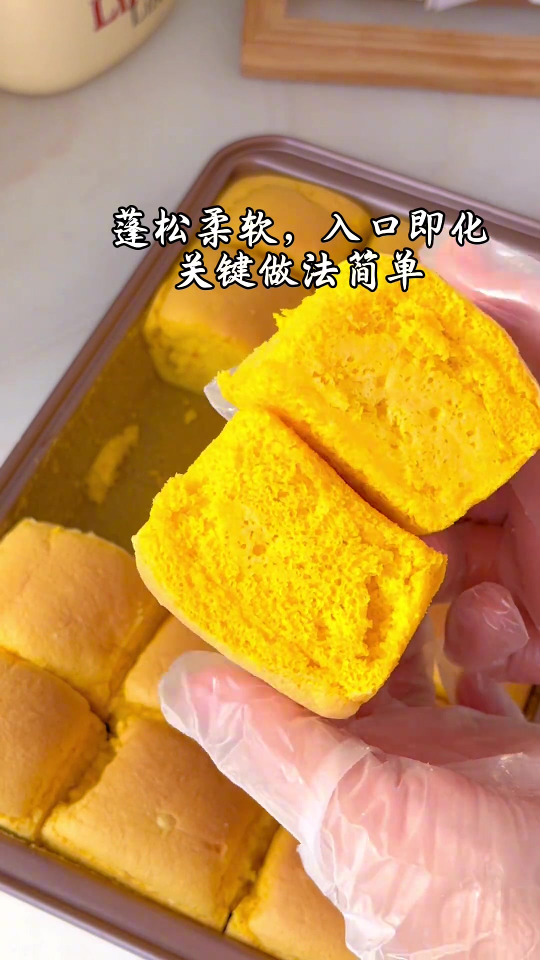 无油低卡南瓜小蛋糕,松松软软超好吃! 配方简单:蒸熟