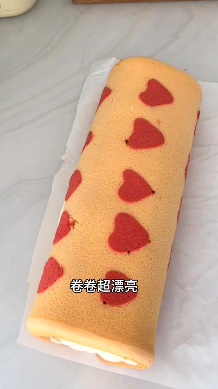 心形手绘草莓卷,简单画一画,超级好看