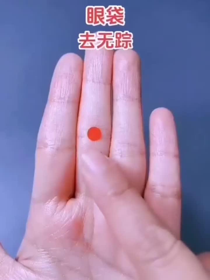 养生守护,教你一招,眼袋轻松变卧蚕,记好手指上这个点,每天坚