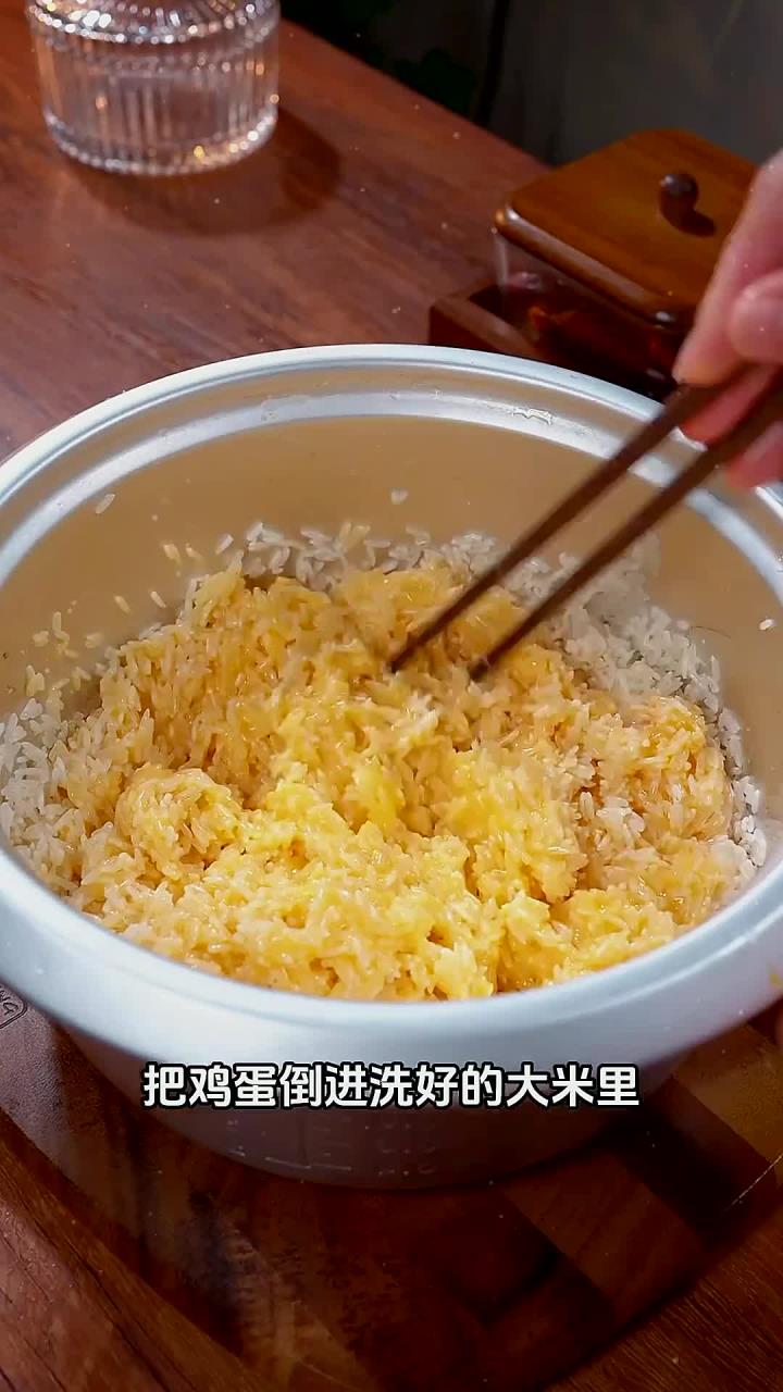 把鸡蛋倒进大米里，出锅就是一道好吃又简单的土豆盖饭土豆盖饭 美食 家常菜 肉沫土豆