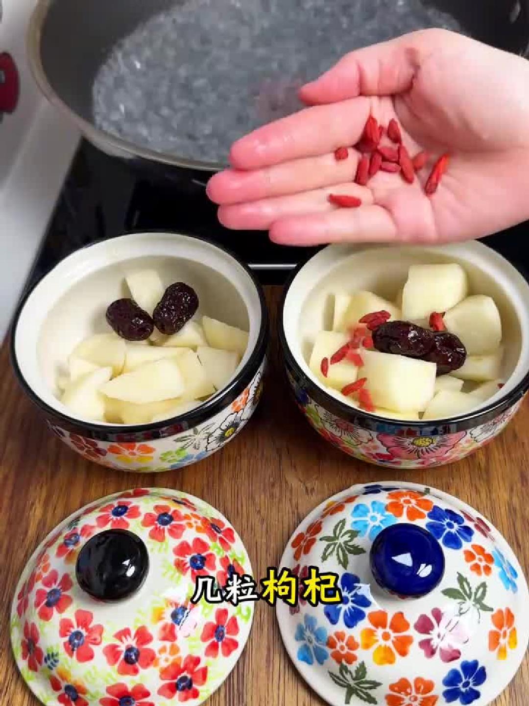 秋燥来袭！冰糖银耳雪梨汤，润肺降火喝出好气色