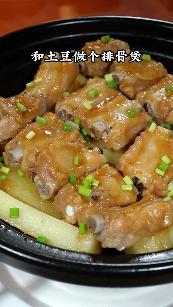 排骨和土豆做个排骨煲,排骨椰香好吃,土豆入味粉糯