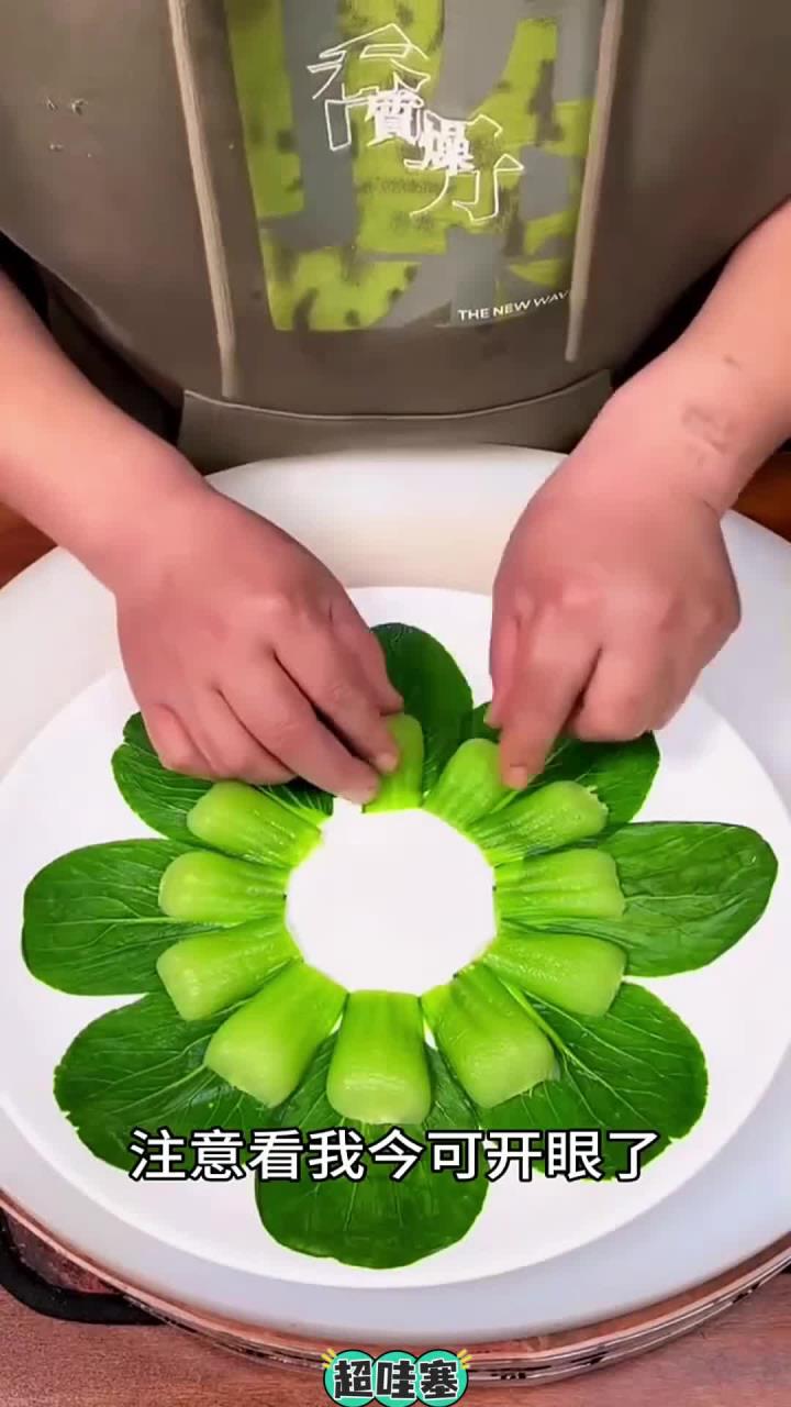 厨师用青菜和红薯摆盘，这精致的不得买百八