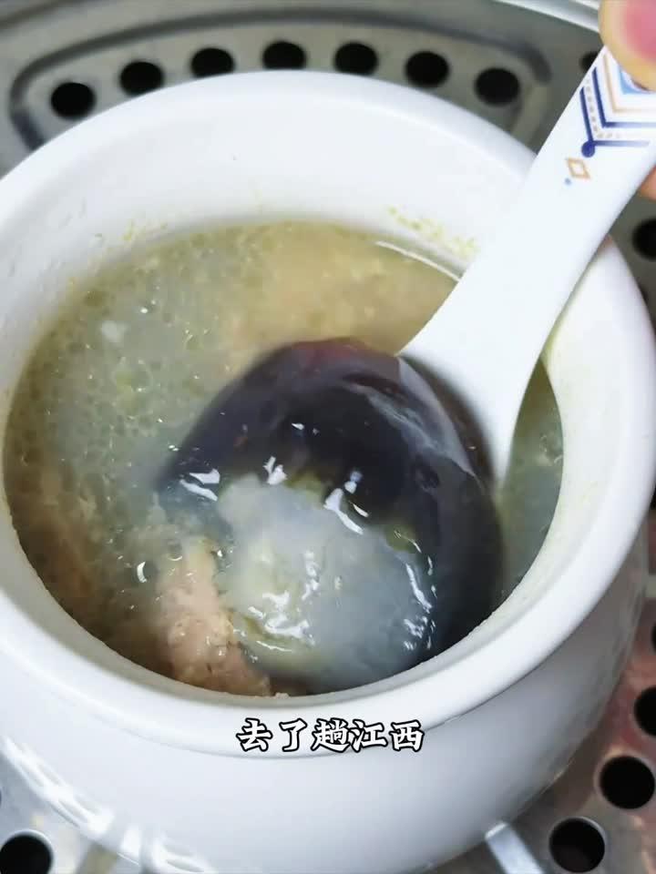 探秘江西瓦罐汤：皮蛋肉饼的养生奥秘
