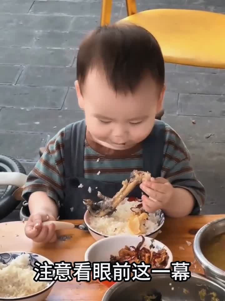 萌娃自食其力,鸡爪美味不浪费,传递爱惜粮食的可爱行动