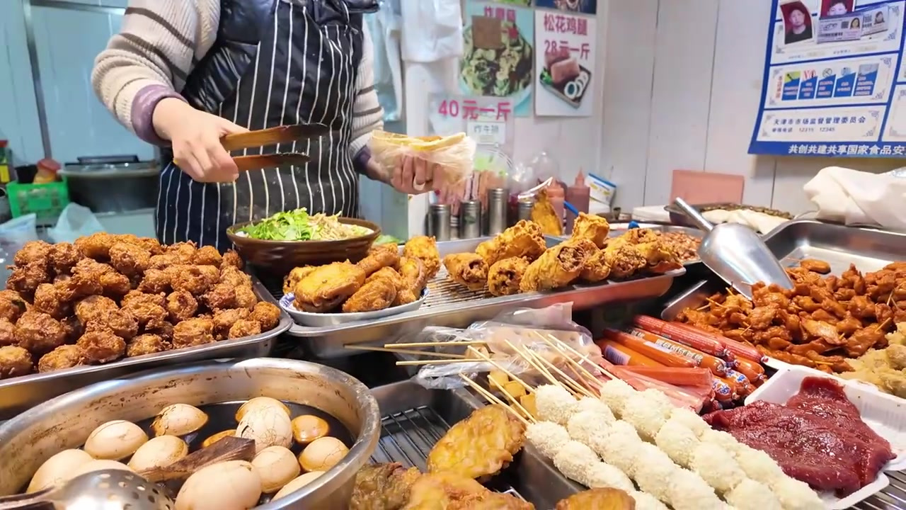 大家最喜欢的天津早点来啦，这套大饼夹一切太满足了