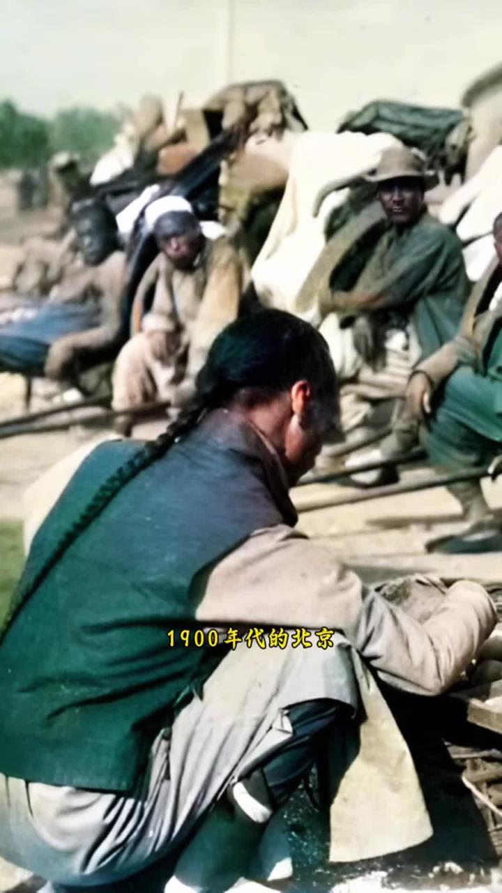 1900年城墙根下,一小贩摆着装满自家母鸡产的鸡蛋的筐子