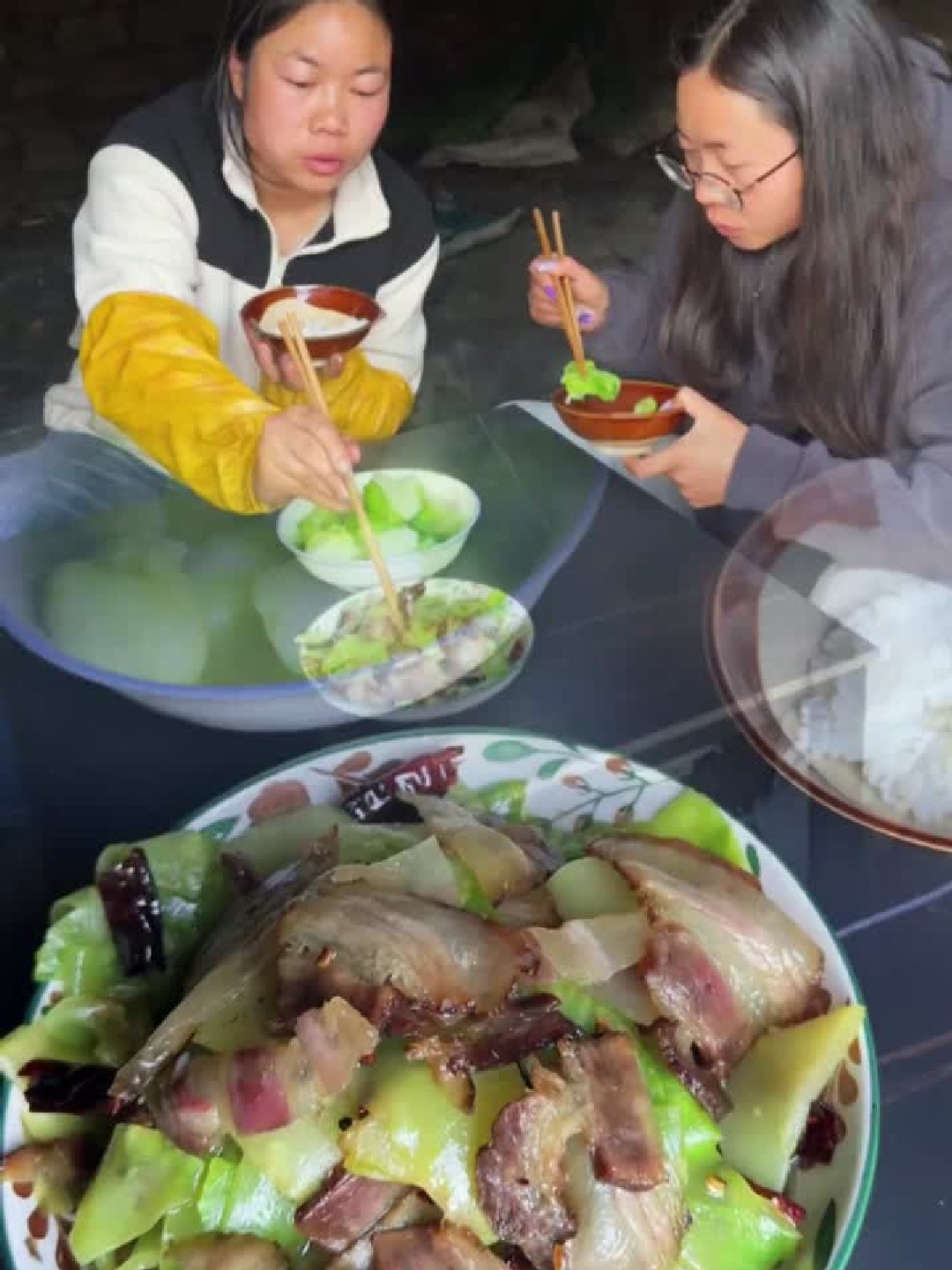 今天做五花肉腊肉招待我姐妹，莴笋炒腊肉