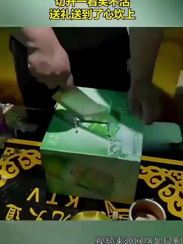 小伙生日切蛋糕,切开一看笑不活,这礼物送到心坎里了